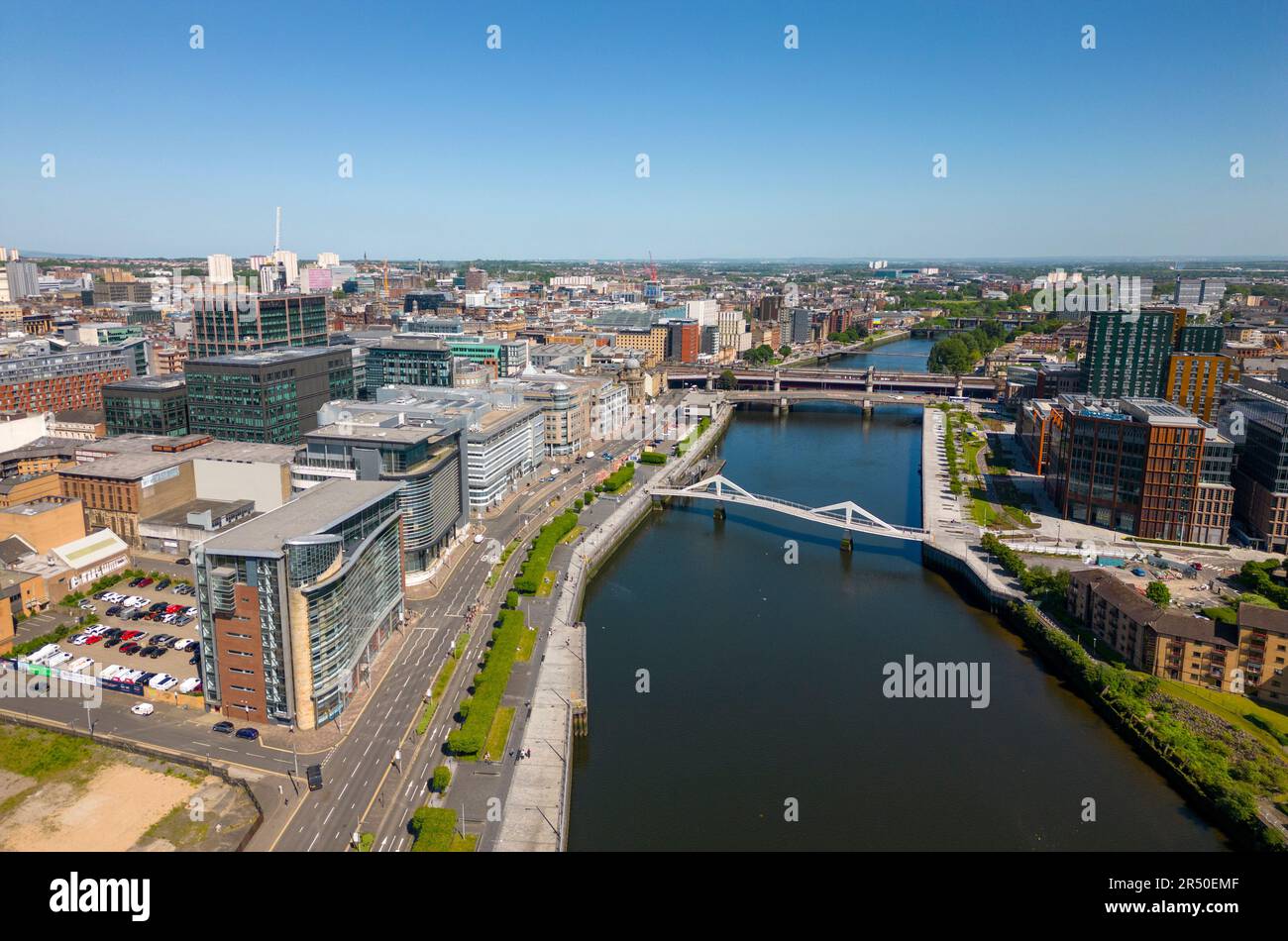 Luftaufnahme von der Drohne der Skyline des Stadtzentrums von Glasgow entlang des Flusses Clyde in Broomielaw, Schottland, Großbritannien Stockfoto