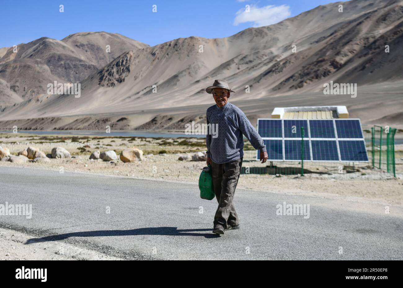 (230531) -- NGARI, 31. Mai 2023 (Xinhua) -- Losang Zhamdu holt Wasser aus dem Brunnen in der Nähe seines Hauses der „dritten Generation“ in Demqog Village, Zhaxigang Township, gar County in der Präfektur Ngari der Autonomen Region Tibet im Südwesten Chinas, 28. Mai 2023. Der 84-jährige Losang Zhamdu, der vor seiner Residenz im Dorf Demqog in der Stadt Zhaxigang, im Bezirk gar in der Präfektur Ngari in Tibet saß, erzählte eine Geschichte über die fünf Häuser, in denen er gelebt hatte.'Meine Mutter und ich lebten zusammen in einem Zelt aus Yakhaar, Alle unsere Besitztümer waren eine Ziegenfelljacke und eine abgenutzte tibetische Decke“, erinnerte sich Losang ZH Stockfoto