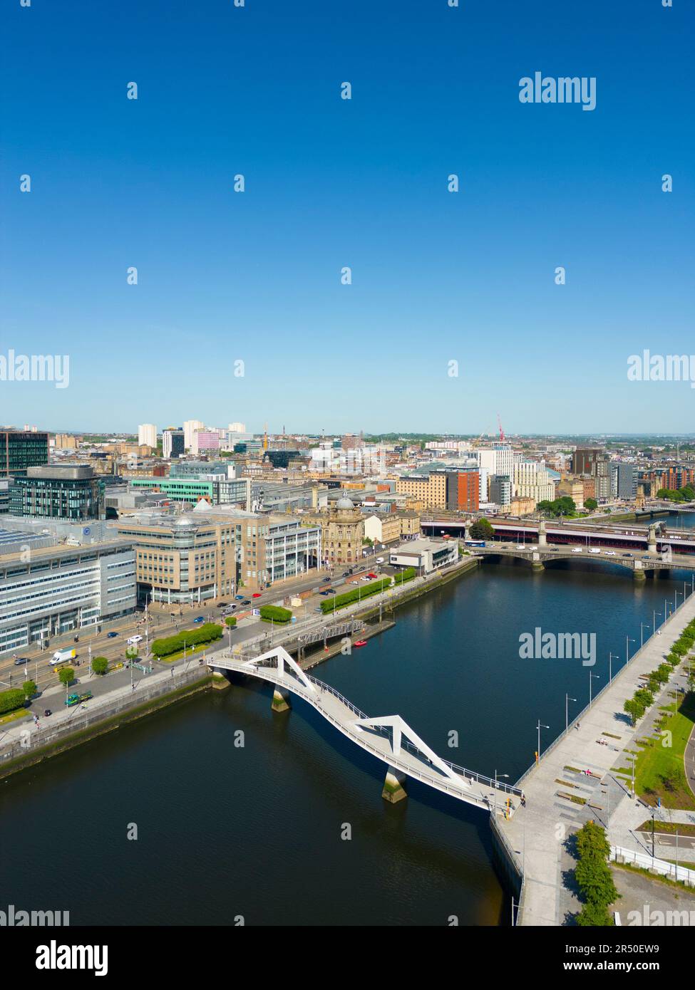 Luftaufnahme von der Drohne der Skyline des Stadtzentrums von Glasgow entlang des Flusses Clyde bei IFSD, International Financial Services District in Broomielaw, Schottland, U Stockfoto