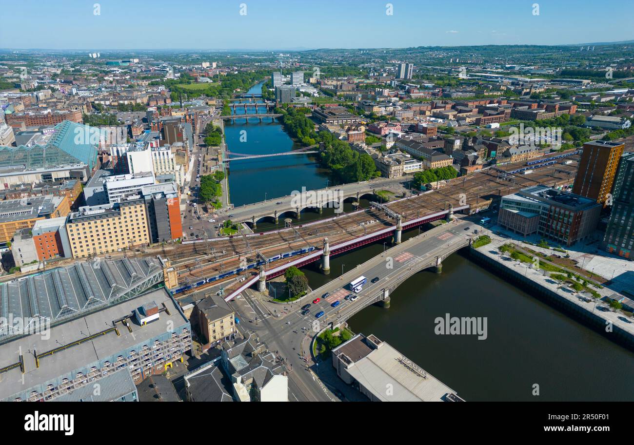 Luftaufnahme von der Drohne von Straßen- und Eisenbahnbrücken über den Fluss Clyde im Stadtzentrum von Glasgow, Schottland, Großbritannien Stockfoto