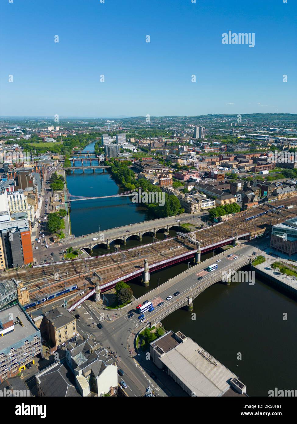Luftaufnahme von der Drohne von Straßen- und Eisenbahnbrücken über den Fluss Clyde im Stadtzentrum von Glasgow, Schottland, Großbritannien Stockfoto