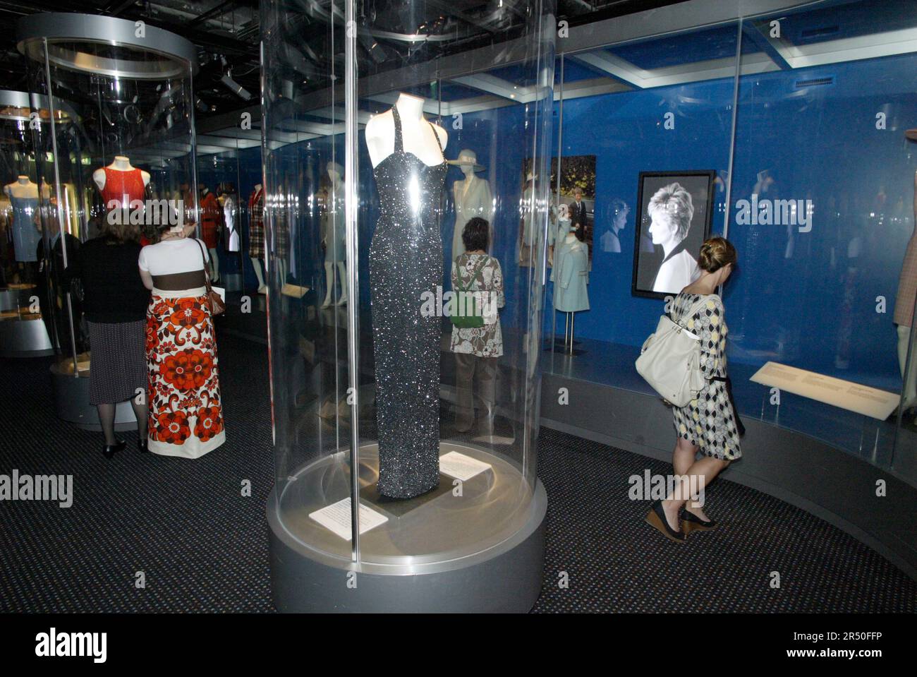 Einige der Outfits von Diana Spencer bei der Eröffnung von Diana A