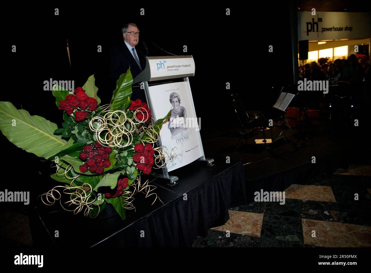 Neville Wran spricht bei der Eröffnung von Diana: A Celebration, bei der eine Sammlung von Dianas Kleidungsstücken und Gegenständen aus dem Haus der Familie Spencer, Althorp, ausgestellt wird. Powerhouse Museum, Sydney, Australien. 27.09.07. Stockfoto