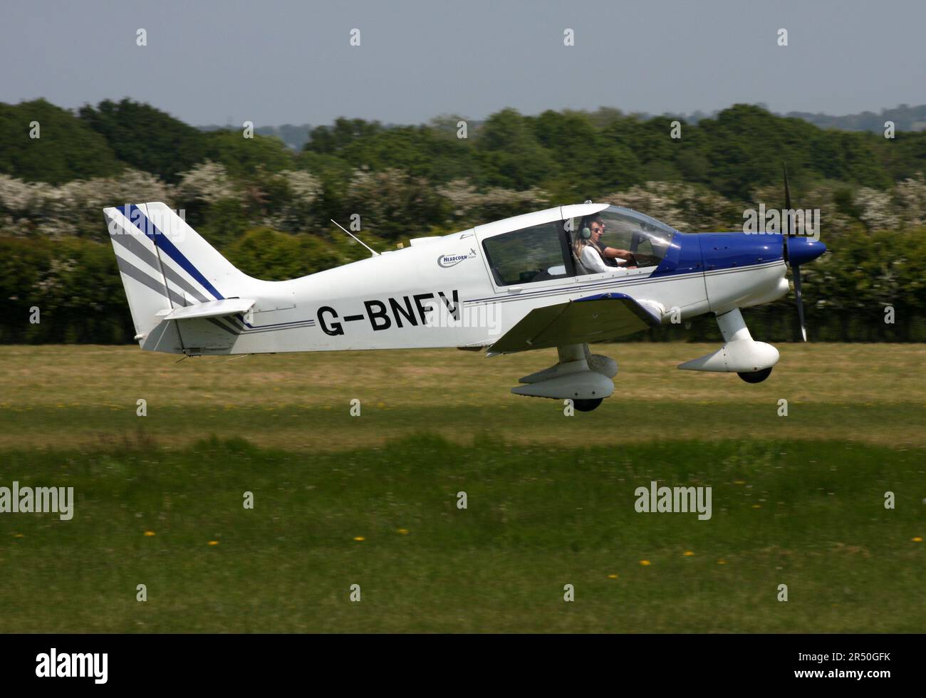 Ein Robin DR400/120 Petit Prince Leichtflugzeug verlässt den Headcorn Aerodrome Kent England Stockfoto