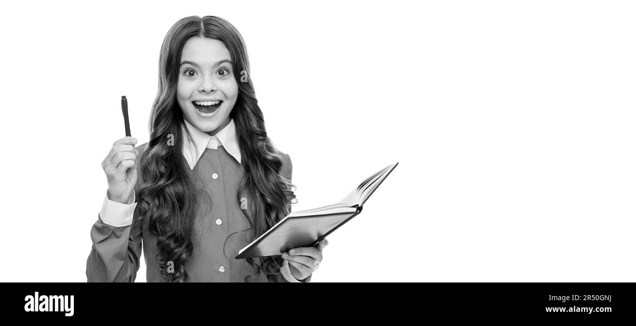 Neue Idee und neue Lösung generieren. Inspirierter Kinderhalter angehoben. Porträt einer Schülerin, Studio-Banner-Header. Schulkindgesicht, Copyspace Stockfoto