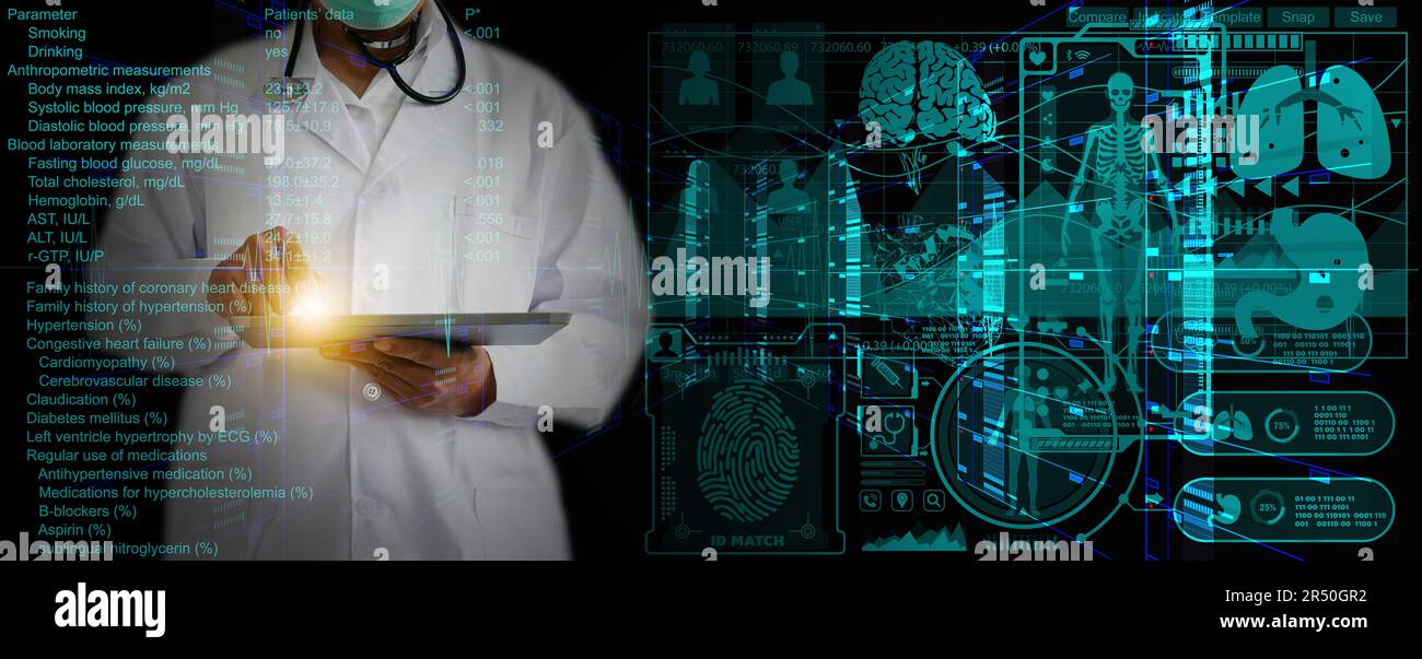 Medizinische Daten und Gesundheitsinformationen. Ein Arzt oder Arzt verwendet ein Tablet, um auf die Gesundheitsdatenbank der analysierten Daten von Patienten zuzugreifen. Medizinische Digitale Aufbereitung Stockfoto