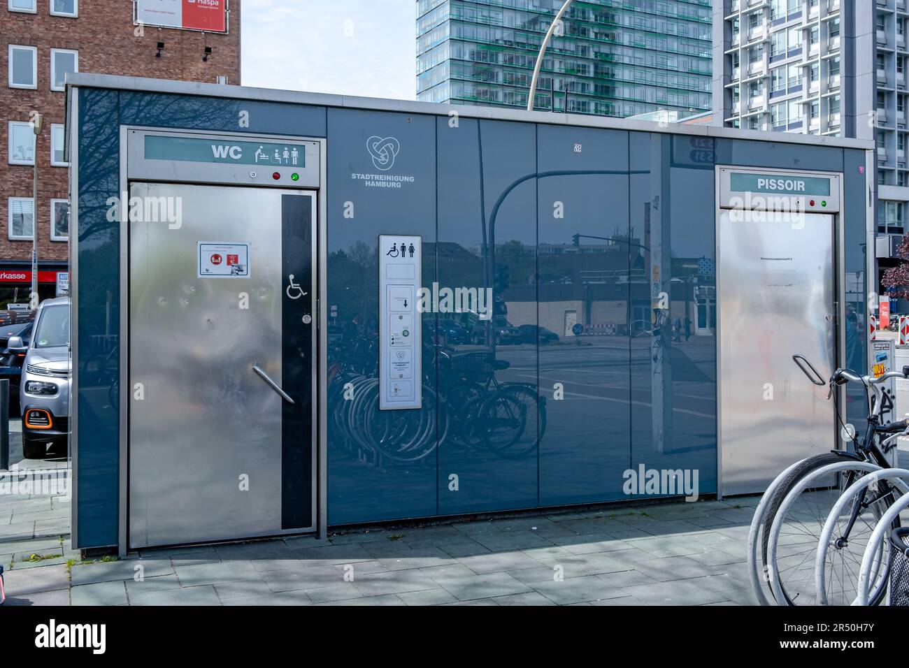 Hamburg, Deutschland - 05 04 2023: Blick auf eine moderne öffentliche Hamburger Toilette am Bahnhof Berlner Tor Stockfoto