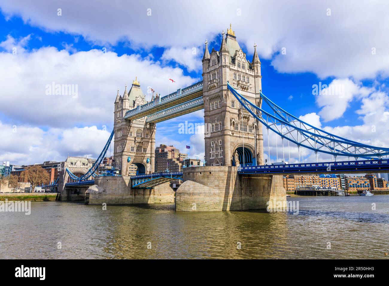 London, Vereinigtes Königreich. Tower Bridge und Themse. Stockfoto