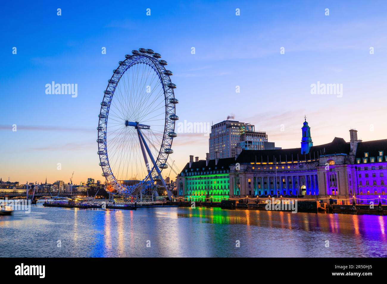 London, Vereinigtes Königreich. London Eye und County Hall bei Sonnenaufgang. Stockfoto