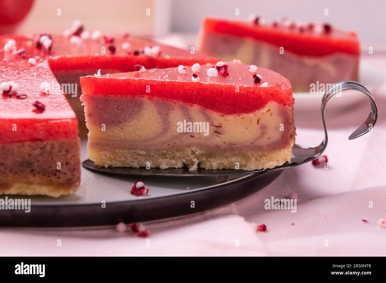 Veganer ErdbeerVanille-Käsekuchen mit Erdbeergelee Stockfoto