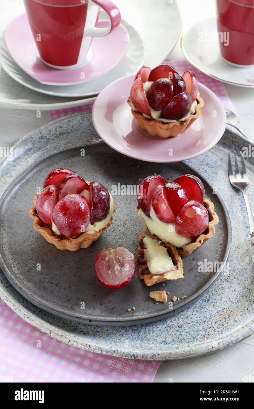 Traubencremekuchen mit weintraube -Fotos und -Bildmaterial in hoher ...