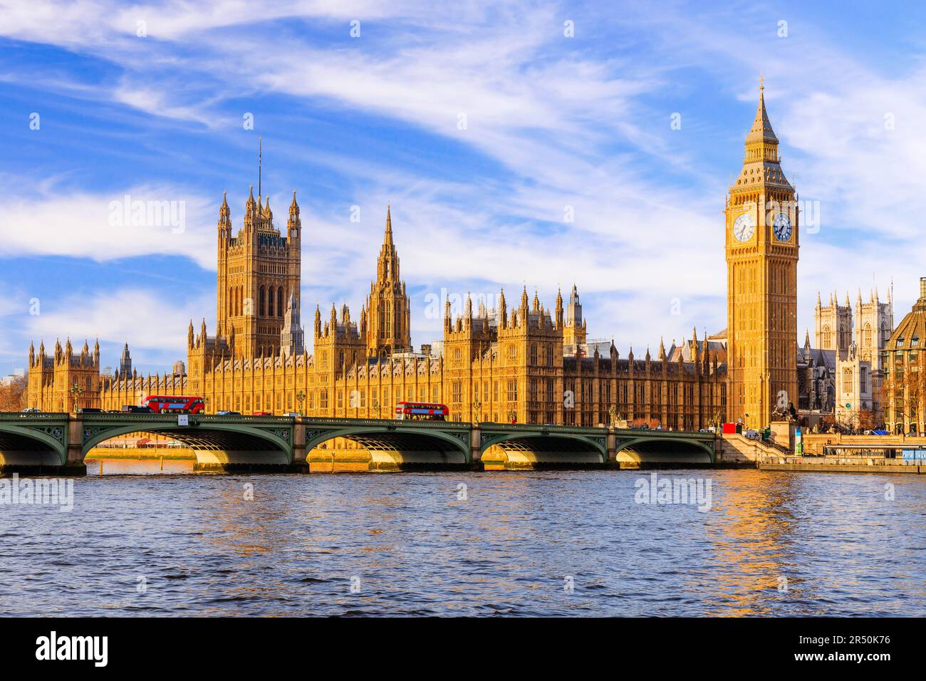 London, Vereinigtes Königreich. Der Palast von Westminster, Big Ben und Westminster Bridge. Stockfoto