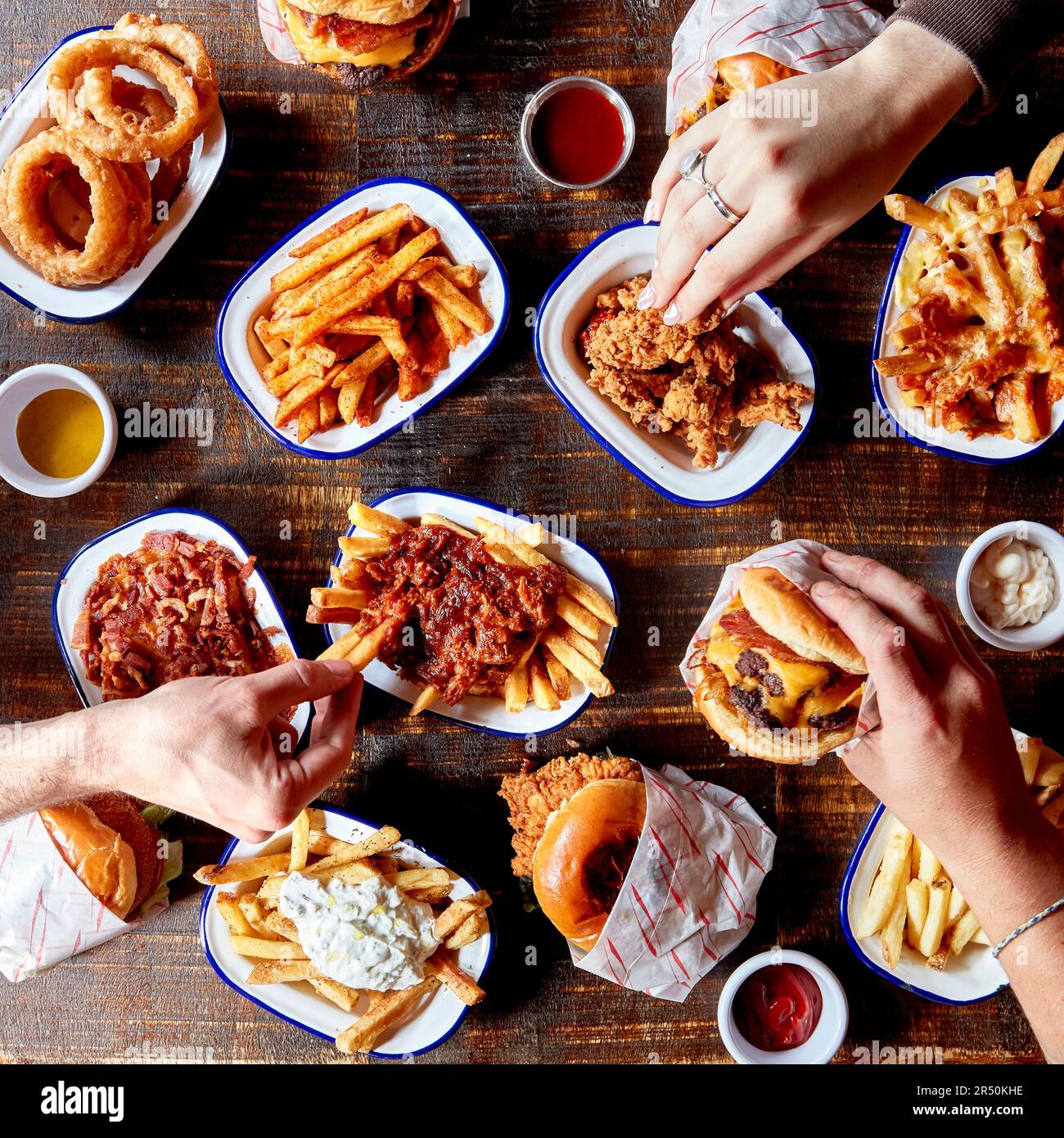 Fast Food - gebratene Zwiebelringe, Pommes Frites, Burger und Nuggets Stockfoto