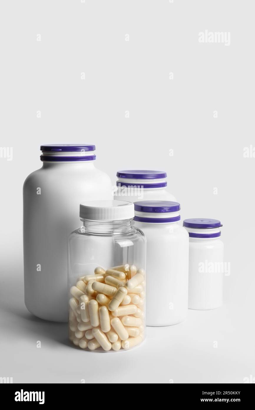 Viele verschiedene Arzneimittelflaschen auf weißem Hintergrund. Medikament Stockfoto