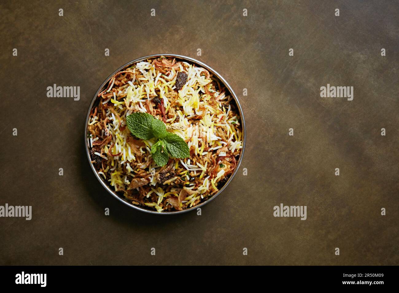 Indischer Reis mit gebratenen Zwiebeln und Minze Stockfoto