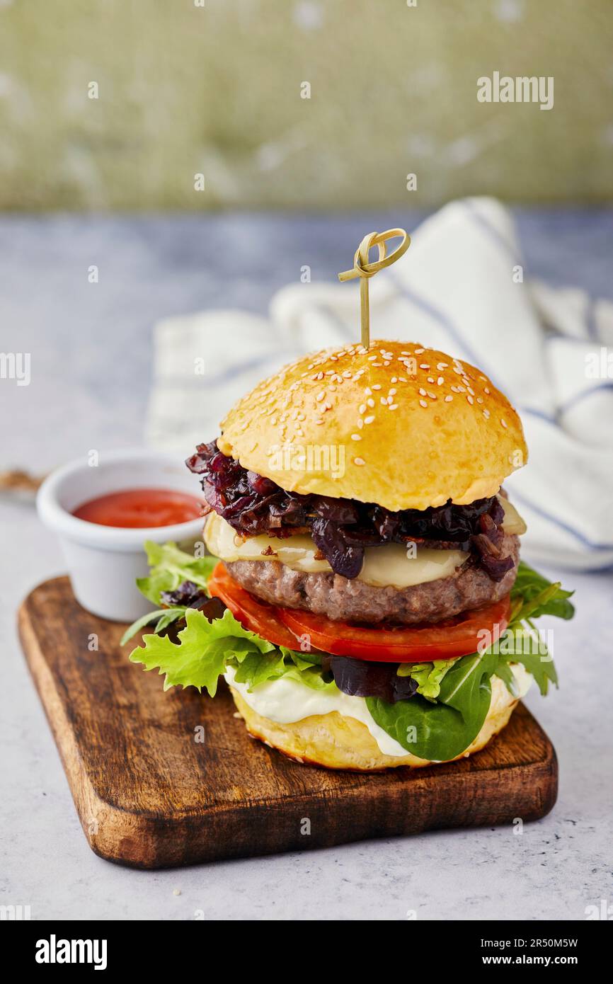 Cheeseburger mit karamellisierten Zwiebeln Stockfoto