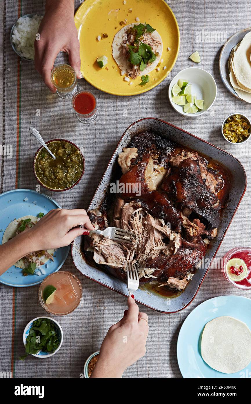 Gezogene Schweinefleisch-Tacos mit Limette und Korridor, die beschichtet werden Stockfoto