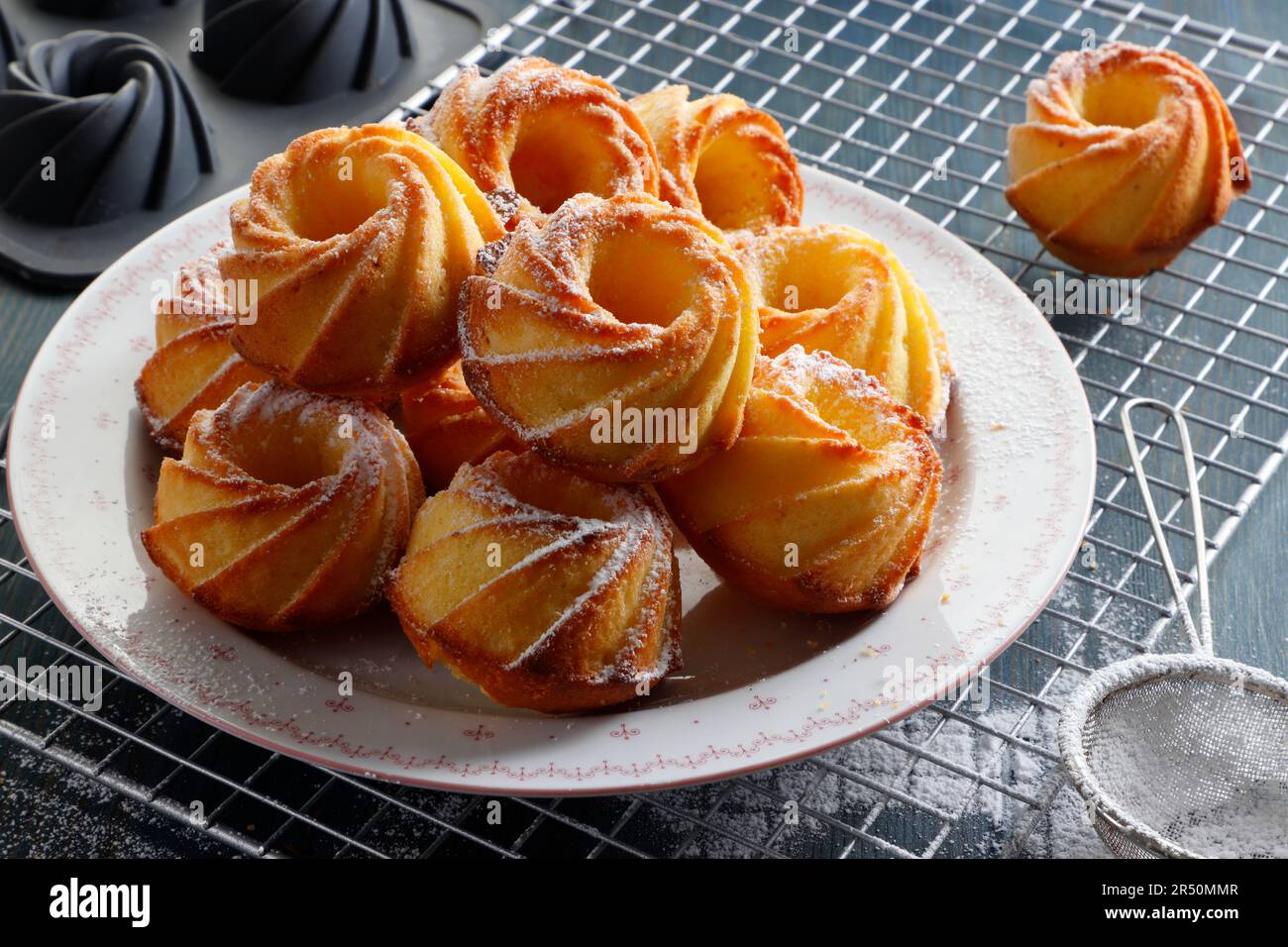 Mini-Zitronenkuchen mit Puderzucker Stockfoto