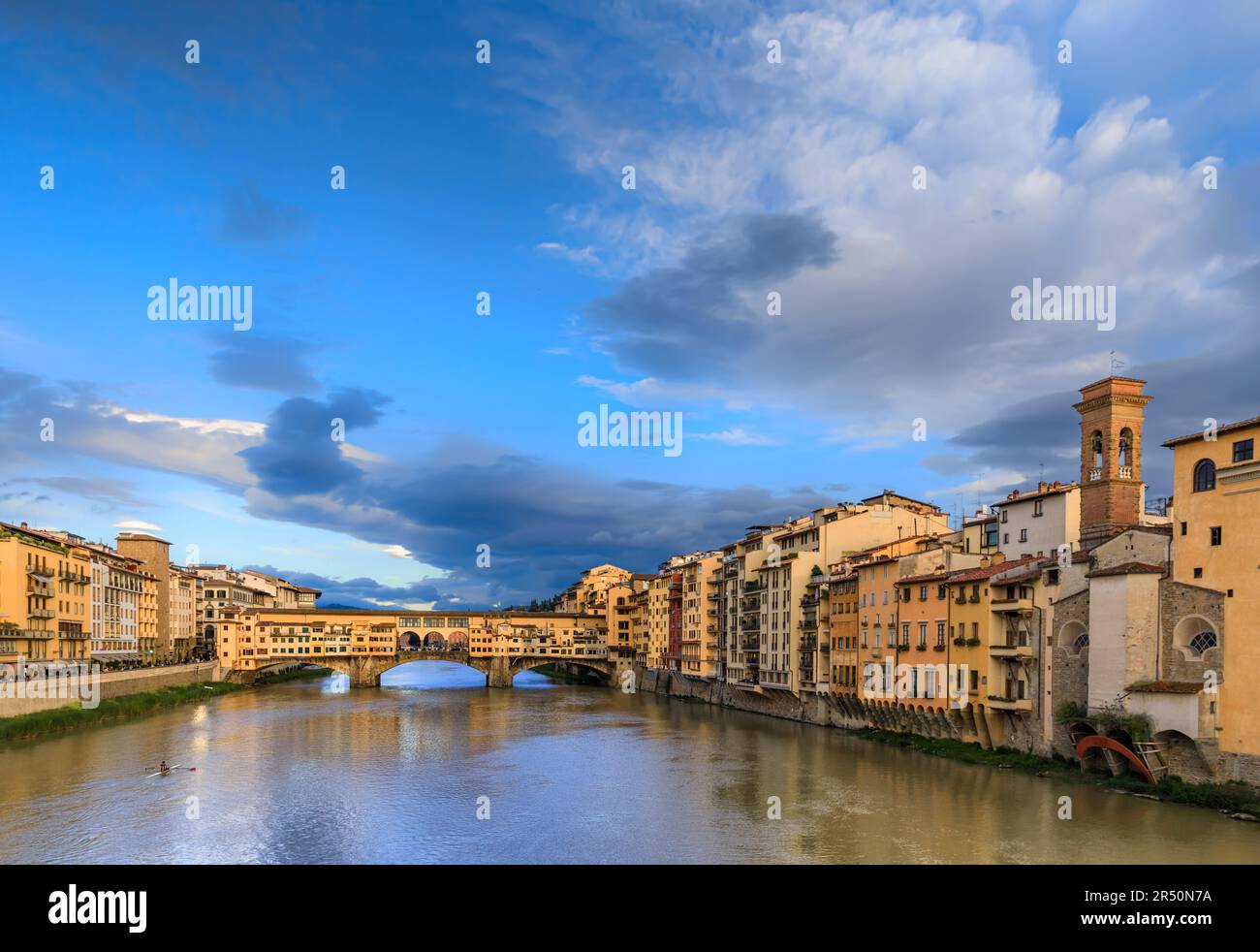 Blick auf den Arno in Florenz, Italien: Im Hintergrund Ponte Vecchio. Stockfoto