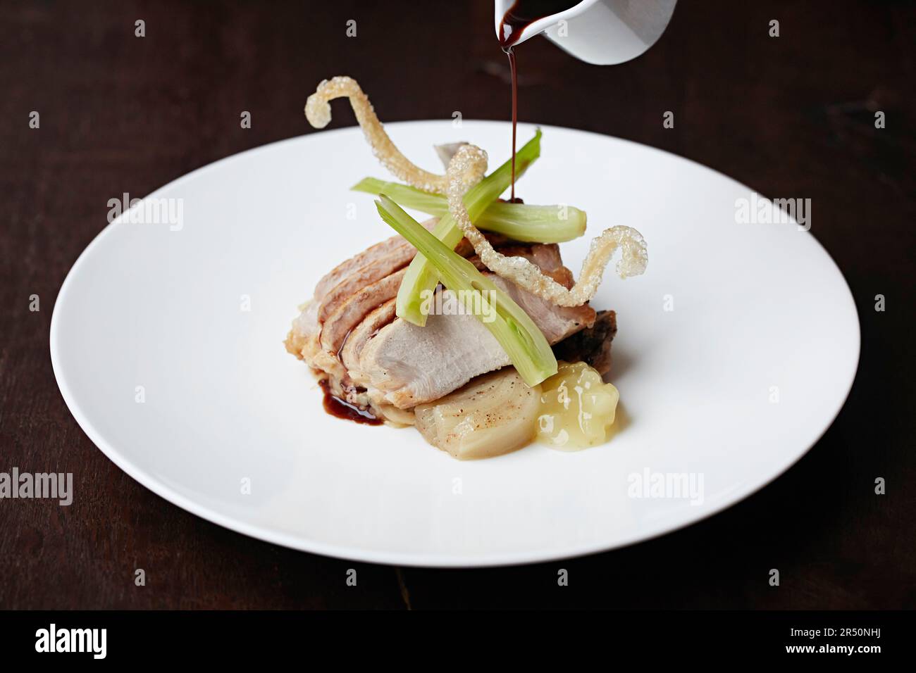 Schweinefleisch mit Apfelsauce und knuspriger Haut Stockfoto