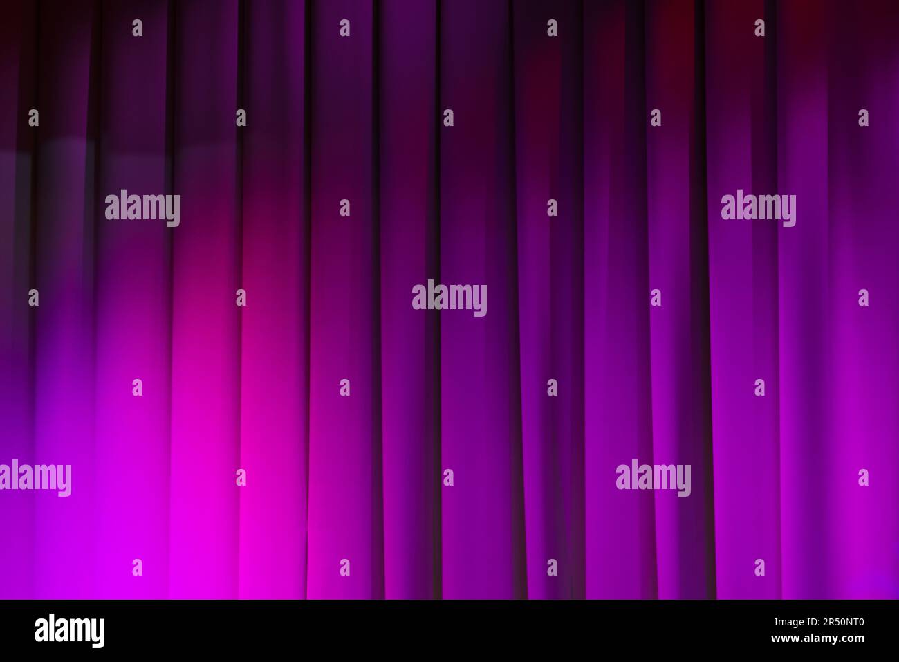 Welliger Vorhang mit violetten Spots, Fotostruktur im Hintergrund Stockfoto
