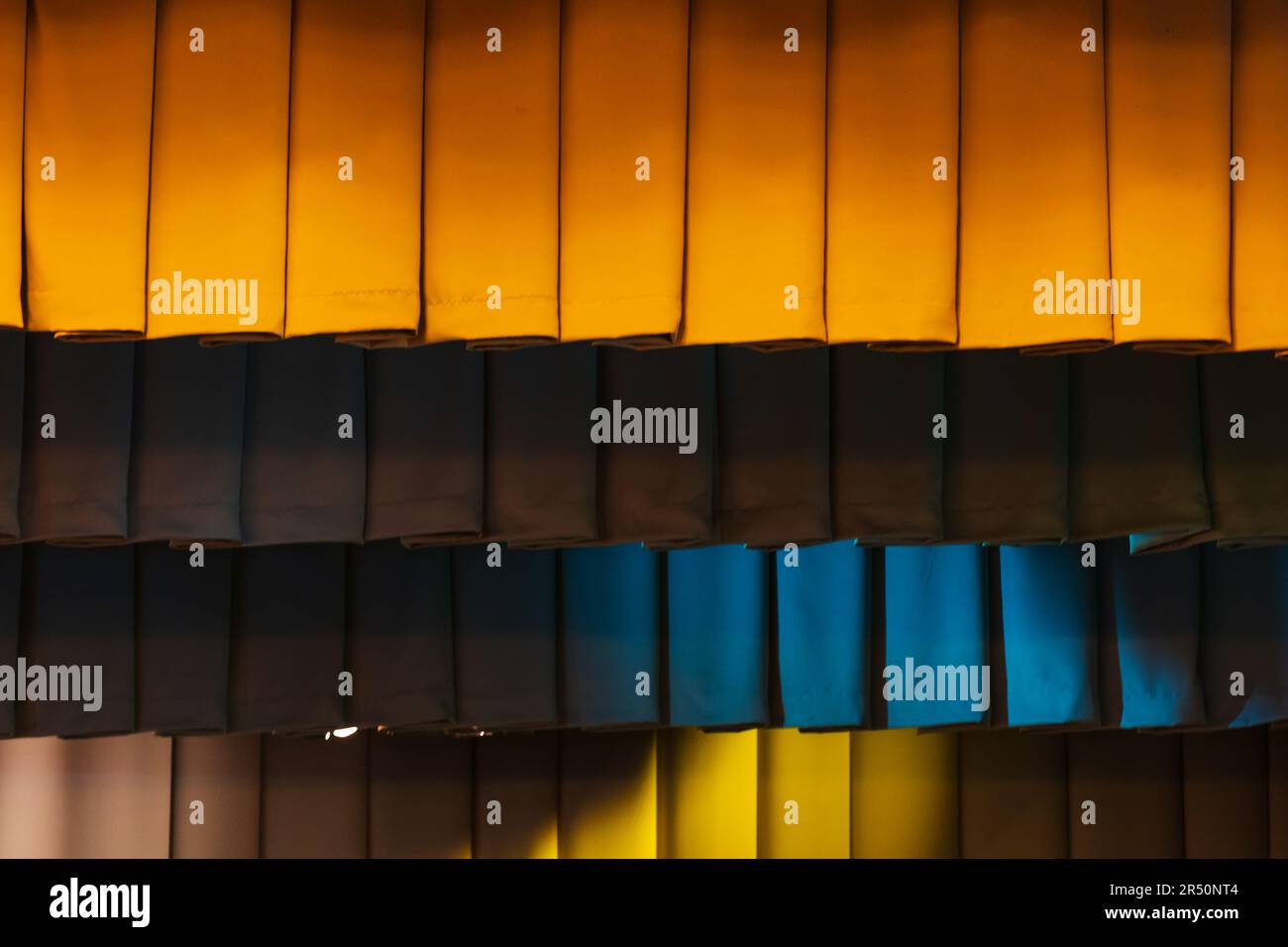 Theatervorhänge mit farbenfroher Bühnenbeleuchtung und Fotostruktur im Hintergrund Stockfoto