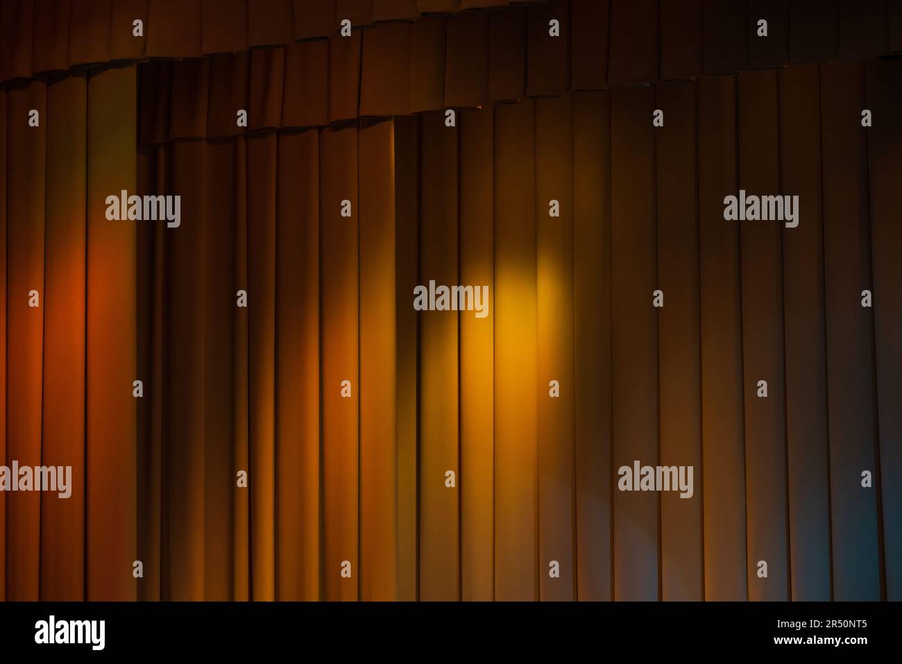 Vorhang mit bunten Spots und Fotostruktur im Hintergrund Stockfoto