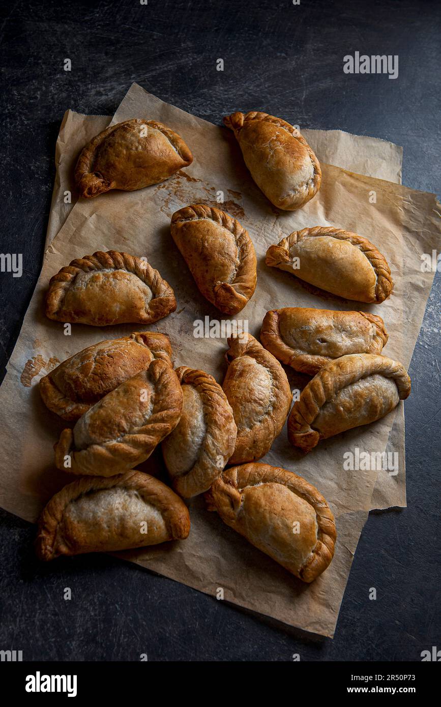 Cornish Pasties auf Backpapier Stockfoto