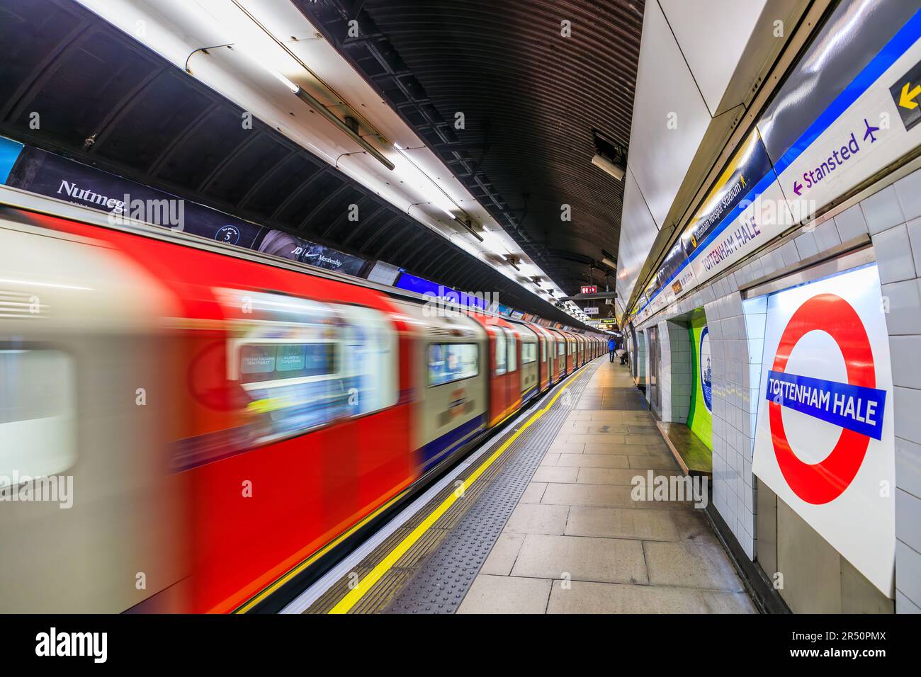 London, Vereinigtes Königreich - 17. März 2023: Ein fahrender Zug an einer Londoner U-Bahn-Station. Stockfoto