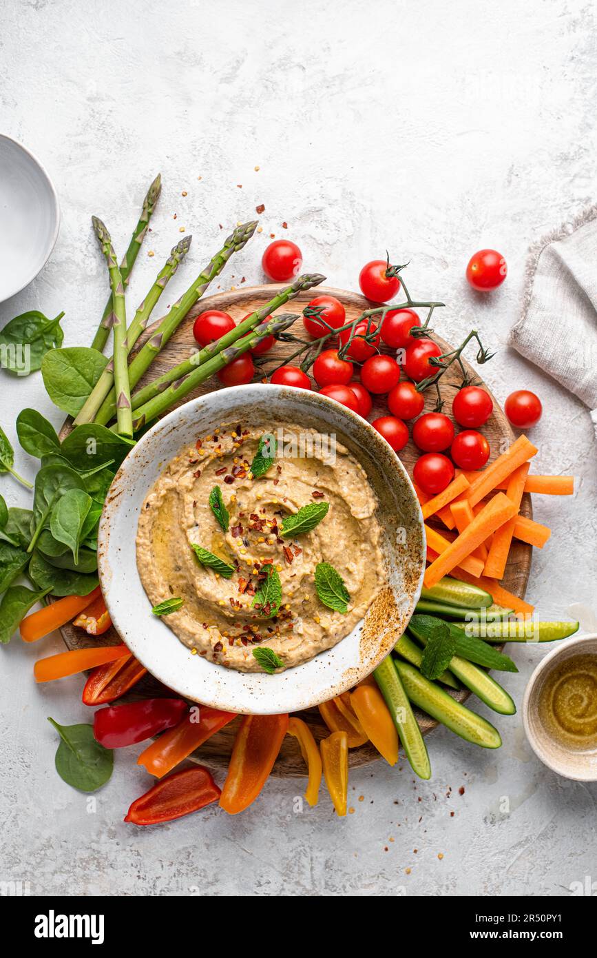 Geröstete Aubergine Dip mit Gemüsestöcken Stockfoto