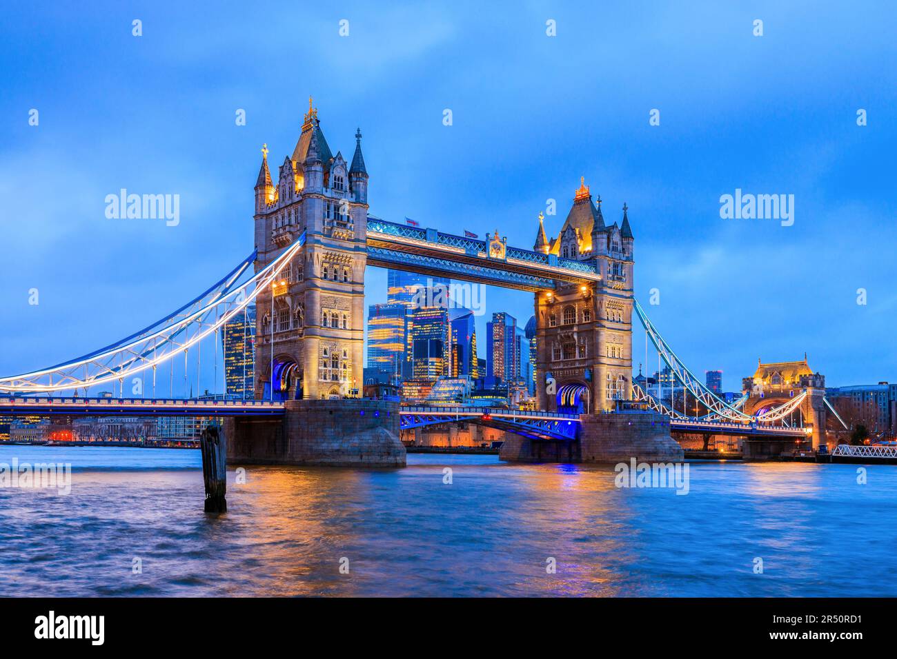 London, Vereinigtes Königreich. Tower Bridge und Skyline von London. Stockfoto
