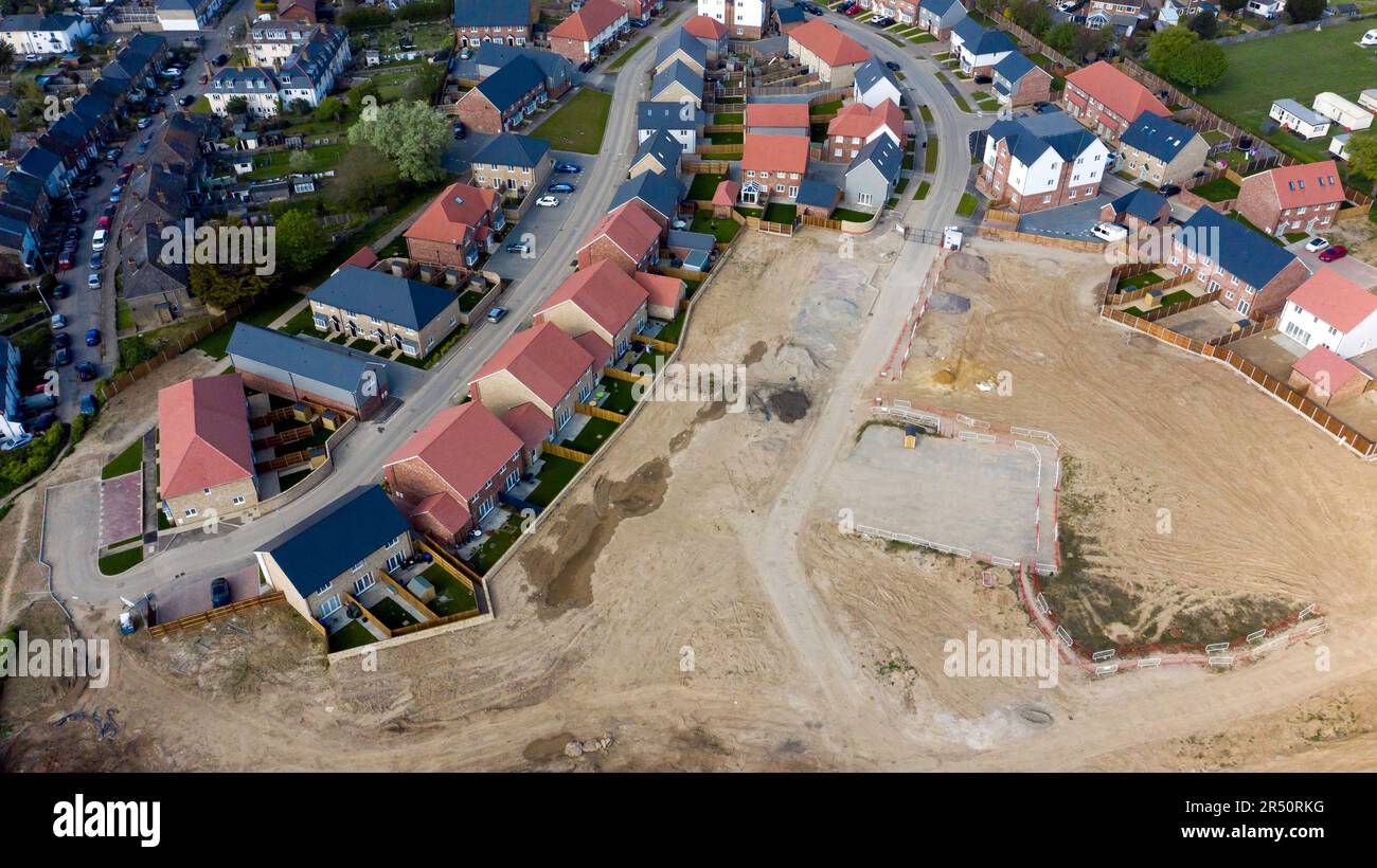 Luftaufnahme des Millers Retreat, einer neuen Wohnsiedlung, die auf einem Grünfeld am Rande von Walmer, Deal, Kent, gebaut wird Stockfoto