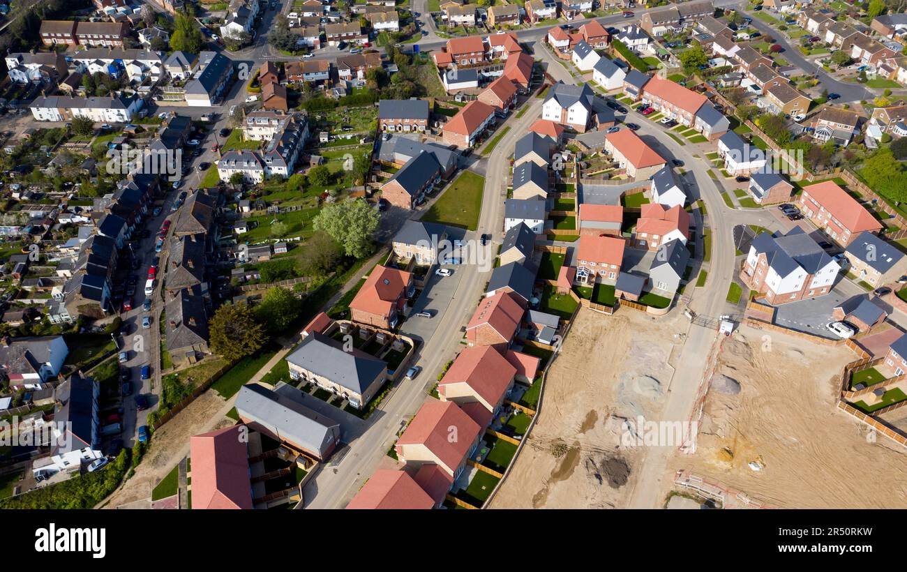 Luftaufnahme des Millers Retreat, einer neuen Wohnsiedlung, die auf einem Grünfeld am Rande von Walmer, Deal, Kent, gebaut wird Stockfoto