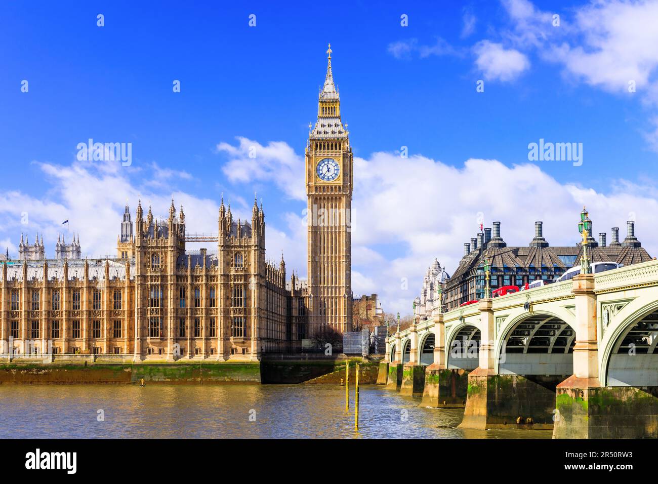 London, Vereinigtes Königreich. Der Palast von Westminster, Big Ben und Westminster Bridge bei Sonnenaufgang. Stockfoto