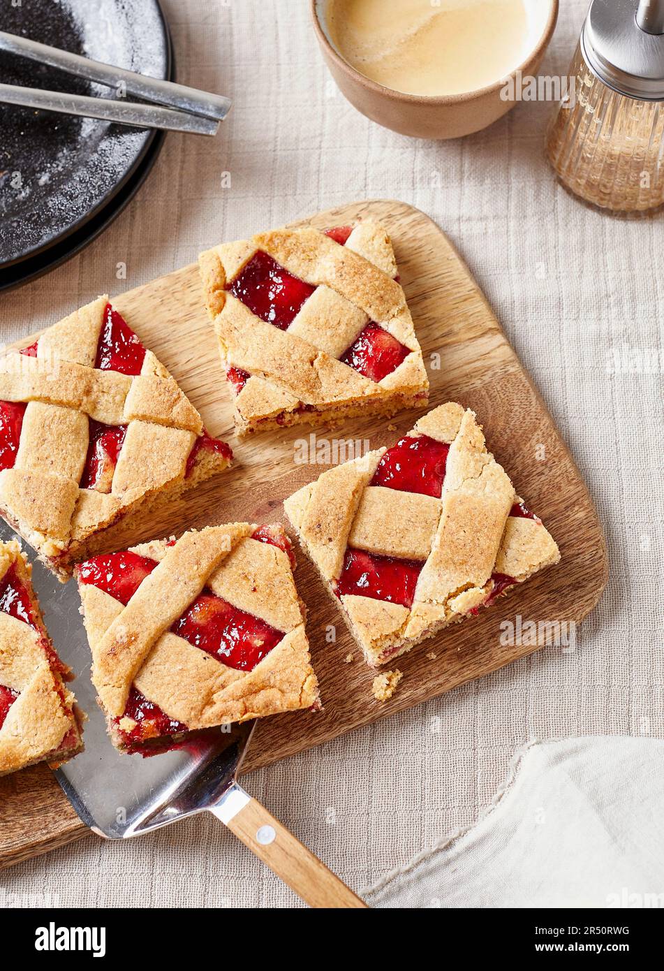 Linzer-Kuchen aus der Backform Stockfoto