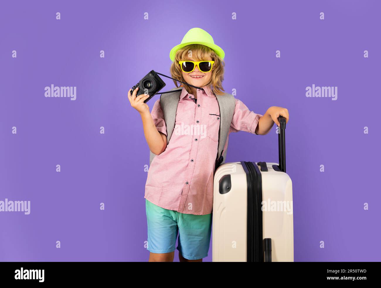 Kinderreisen mit Reisetasche. Kind mit Koffer träumt von Reisen, Abenteuer,  Urlaub. Studiokinder-Porträt Stockfotografie - Alamy