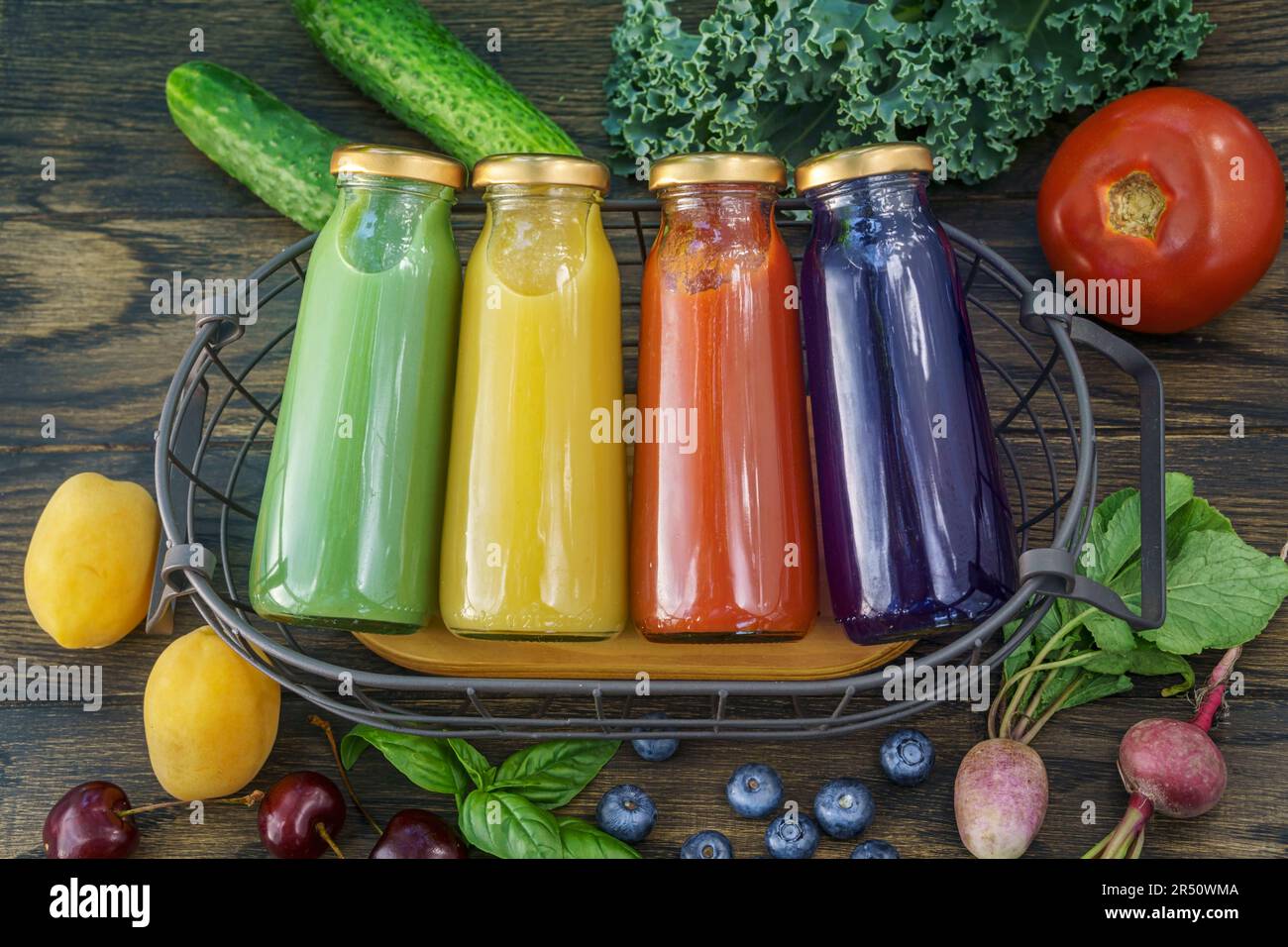 Flaschen mit verschiedenen Obst- oder Gemüsesäften Stockfoto