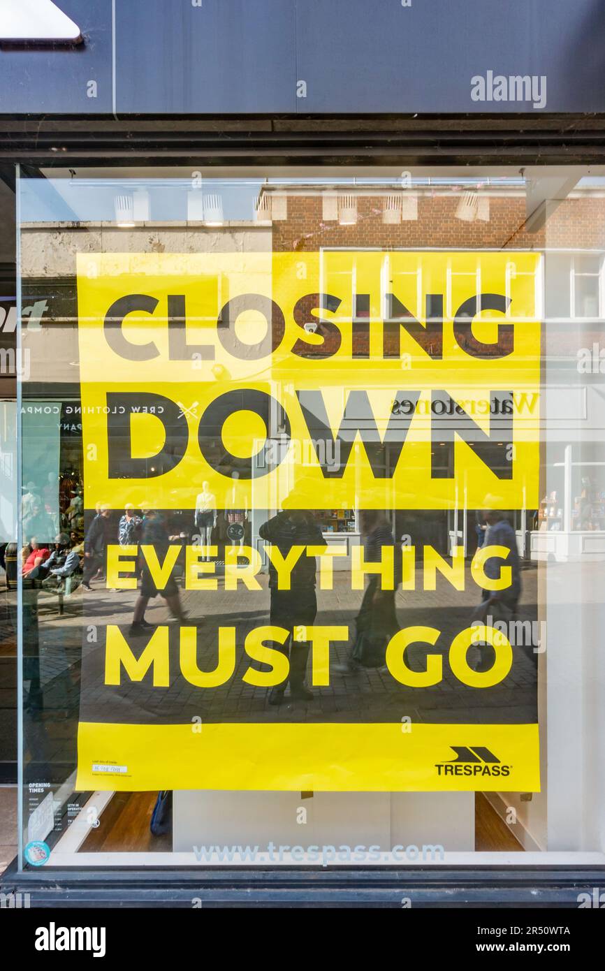 Ein Plakat im Fenster des Hausfriedensladens in der Peascod Street in Windsor, Großbritannien, mit der Mitteilung, dass der Laden geschlossen wird und alles muss gehen Stockfoto
