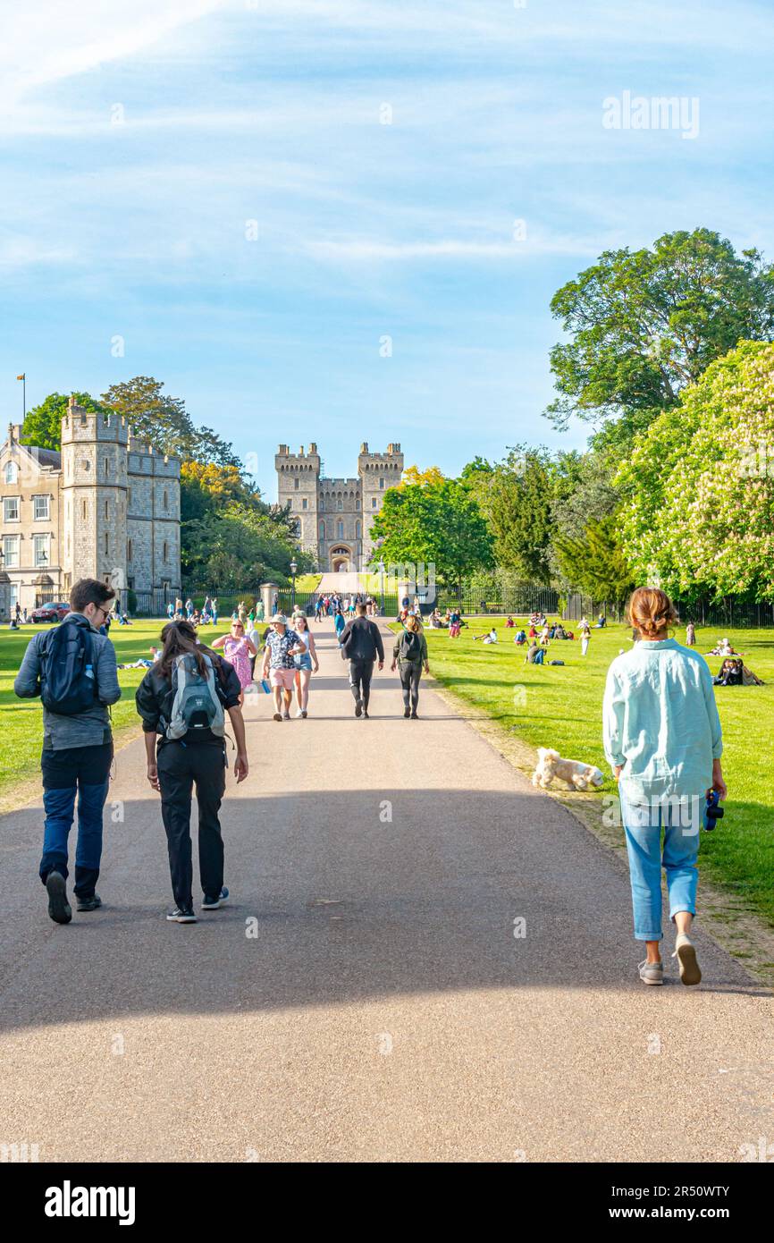 Der lange Spaziergang führt zum George IV Gateway, einem der Tore zum Windsor Castle, einer britischen königlichen Residenz in Windsor, Berkshire, Großbritannien Stockfoto