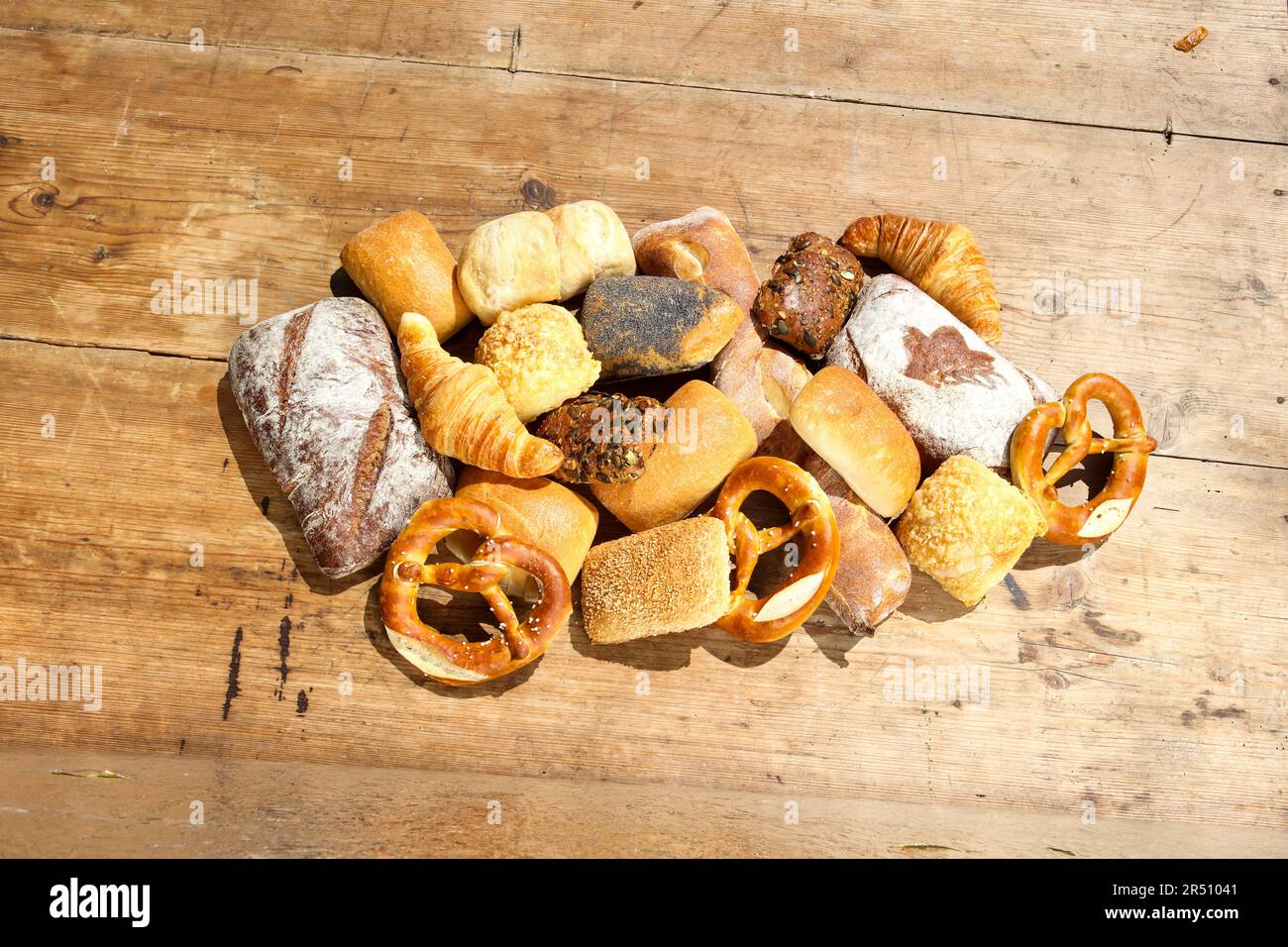 Verschiedene frisch gebackene Waren auf einem Holztisch Stockfoto