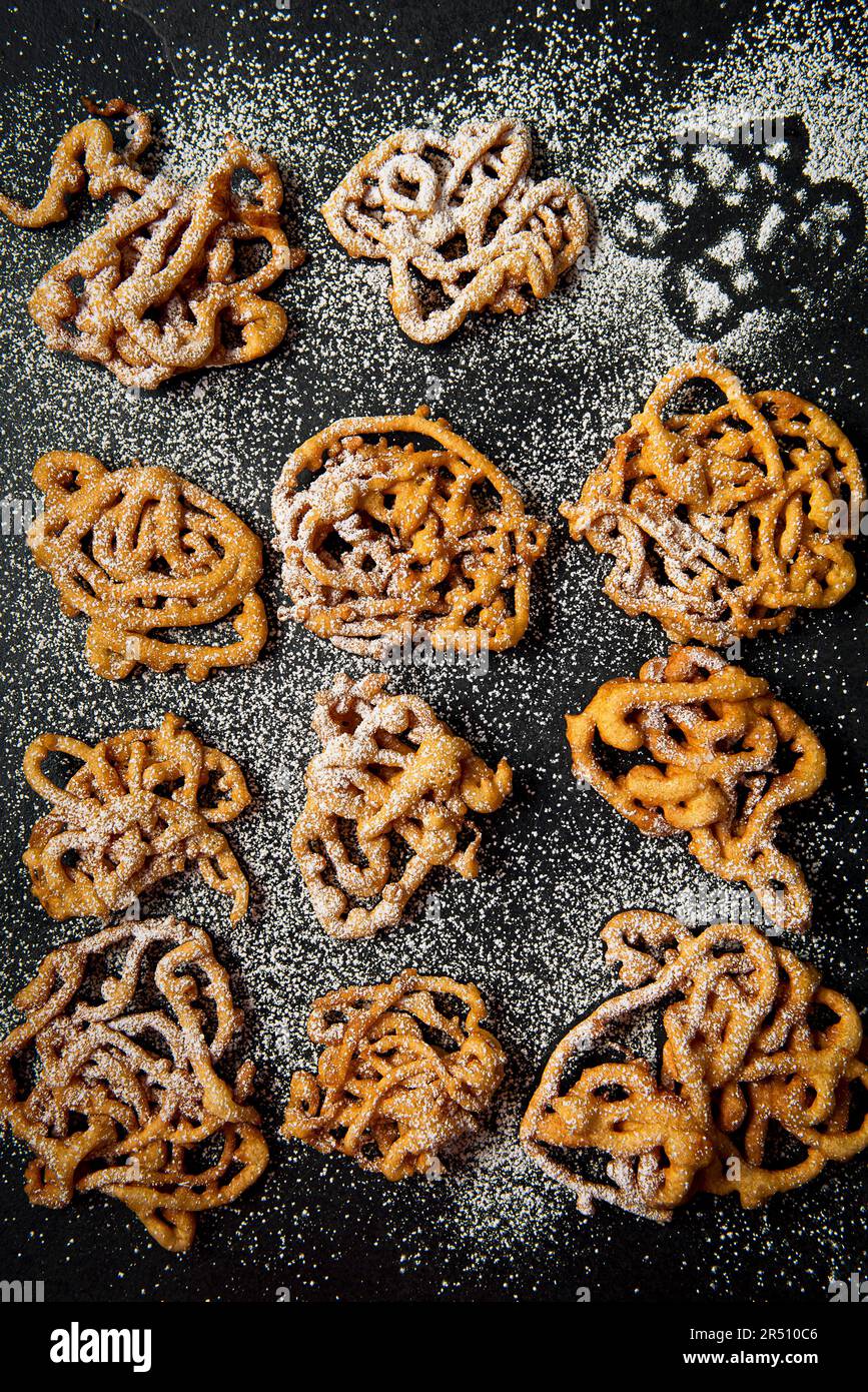 Trichterkuchen mit Puderzucker, Blick von oben Stockfoto