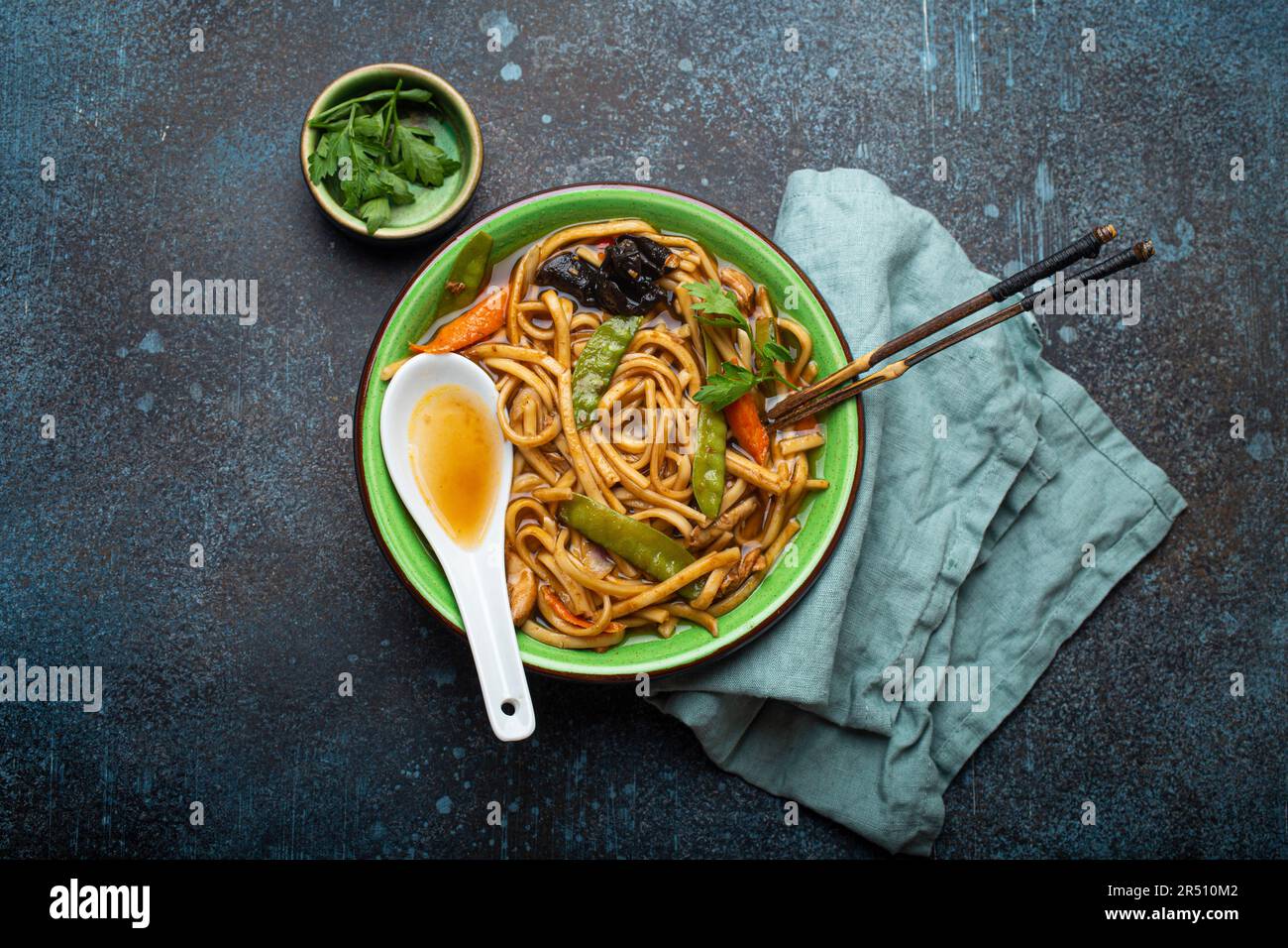 Asiatische Suppe mit udon-Nudeln, Huhn und Gemüse Stockfoto