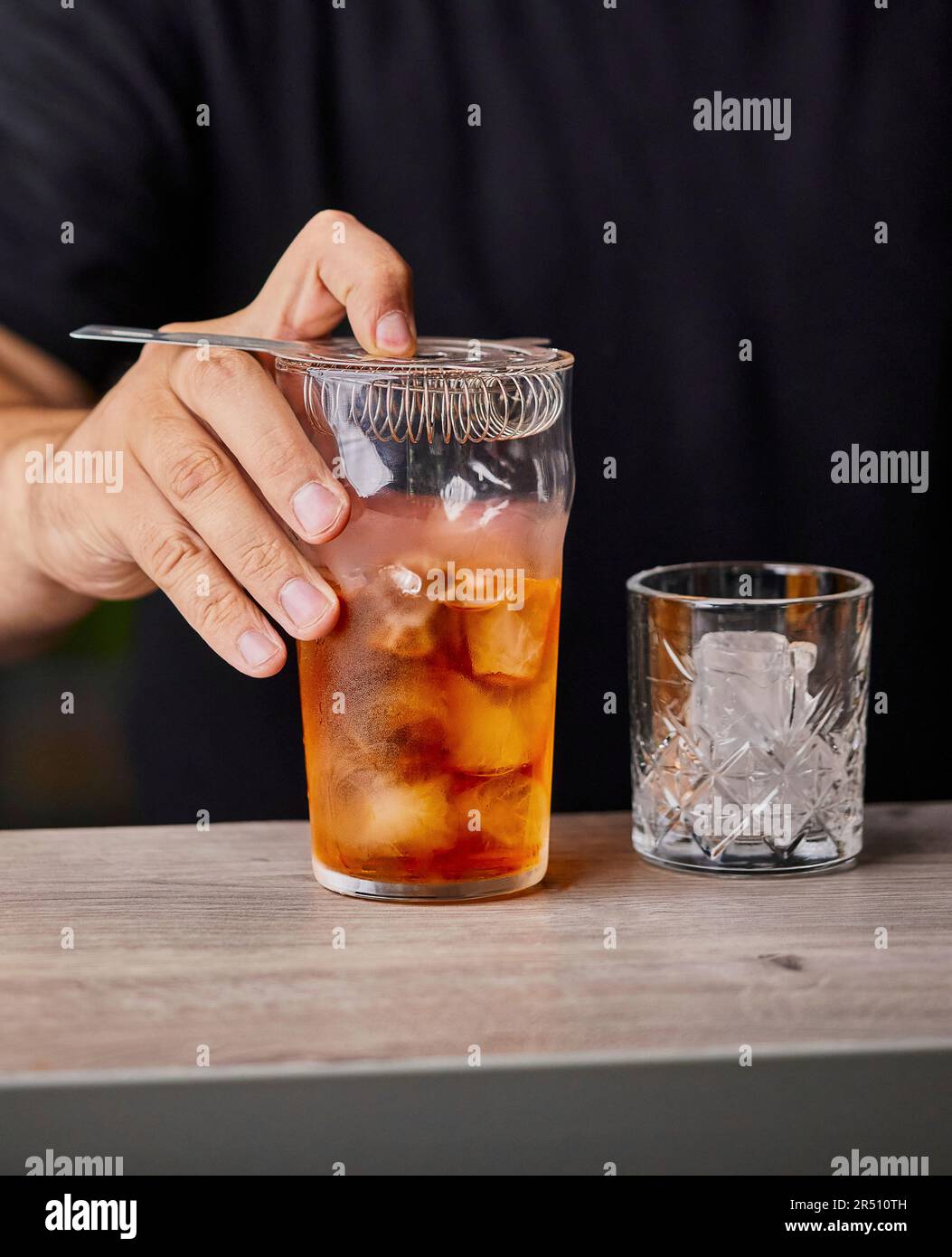 Ich mache altmodischen Cocktail, ich übertreibe den Cocktail Stockfoto