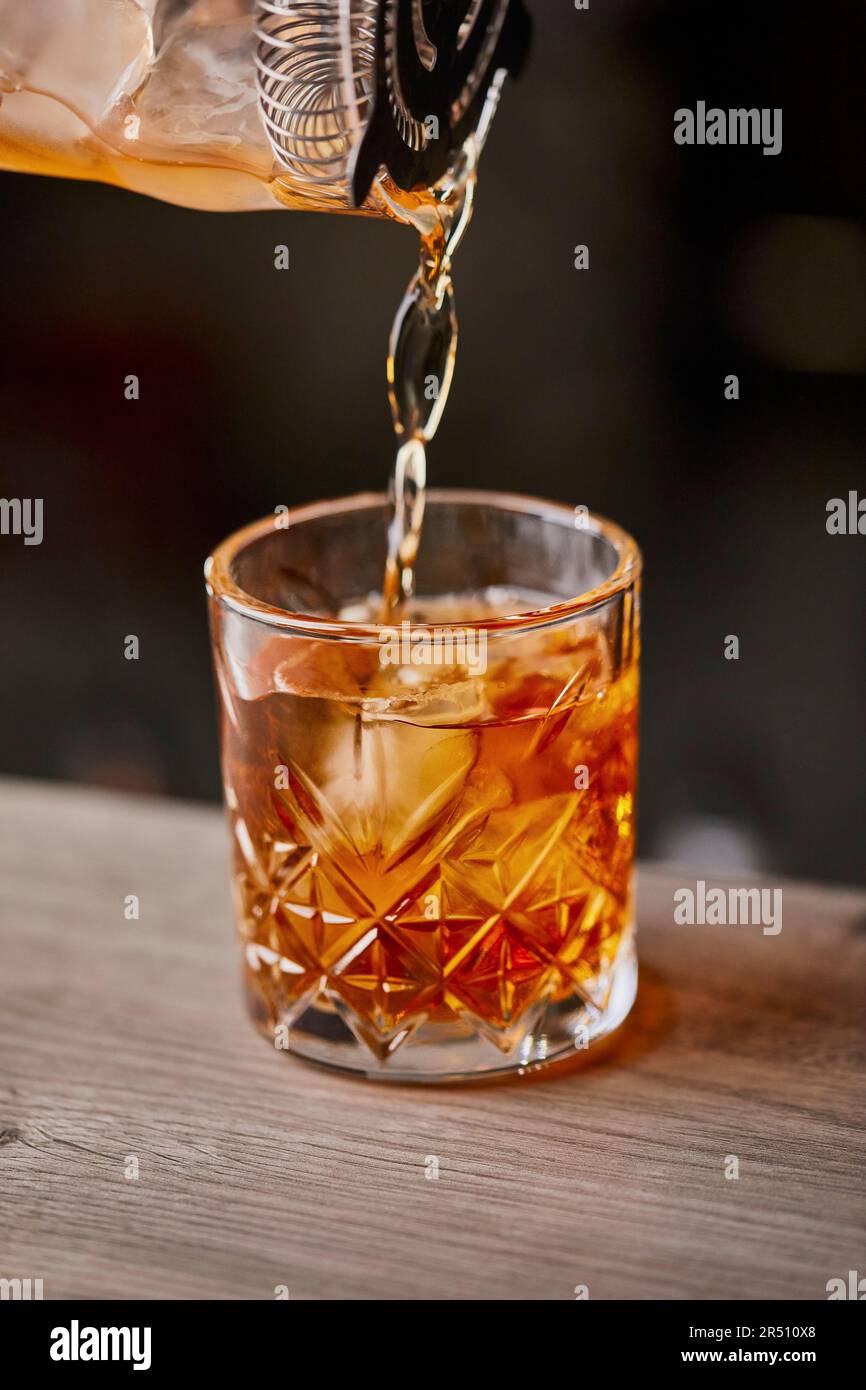 Ich mache altmodischen Cocktail, gieße den Cocktail ein Stockfoto