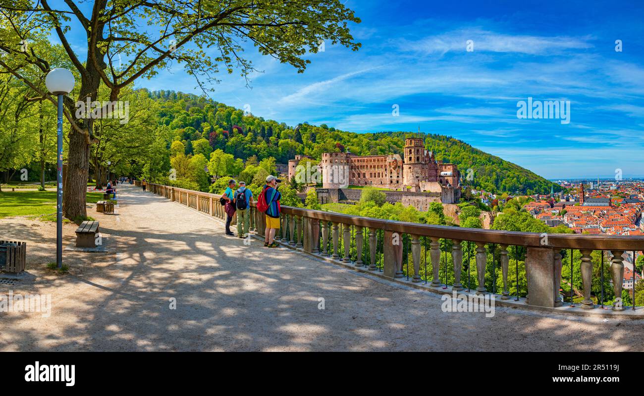 HEIDELBERG, BADEN-WÜRTTEMBERG, DEUTSCHLAND - CIRCA MAI 2023: Schloss Heidelberg und Schlossgarten Heidelberg. Stockfoto