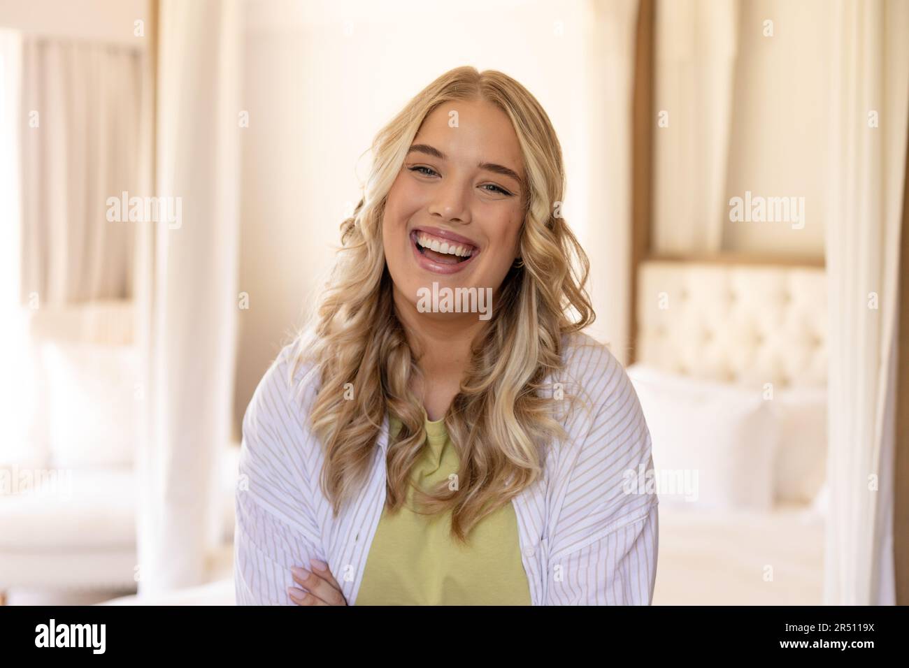 Porträt einer schönen, übergroßen, weißen Frau mit blondem Haar, die lacht und in die Kamera schaut Stockfoto