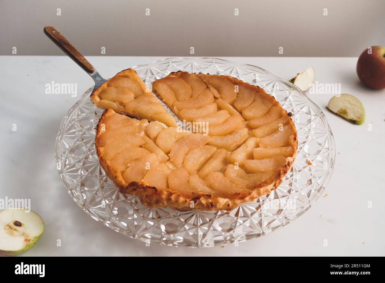 Tarte Tartin, Schnitt, ein Stück auf dem Kuchenbediener Stockfoto