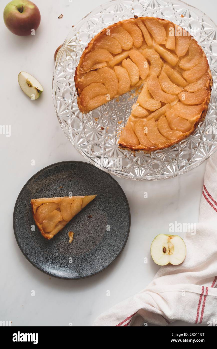 Tarte Tartin, in Scheiben geschnitten Stockfoto