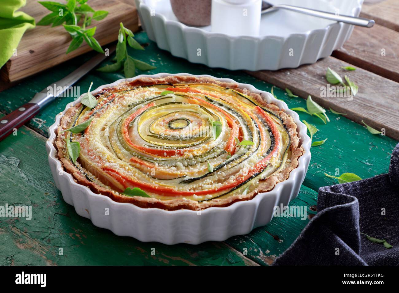 Torte mit spiralgedrehten Zucchinistreifen und Karotten Stockfoto