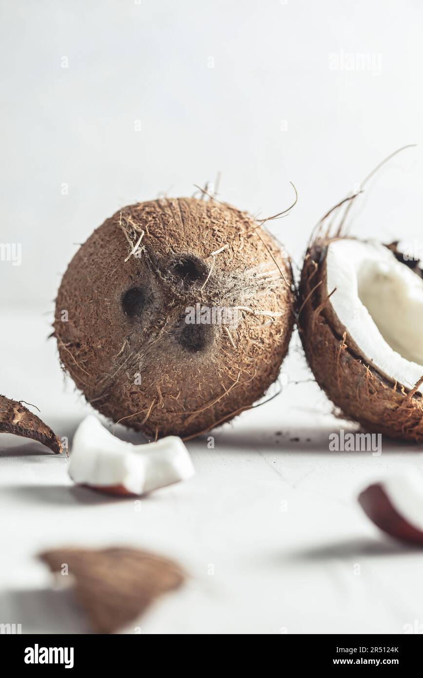 Kokosnüsse, ganz und zerbrochen Stockfoto
